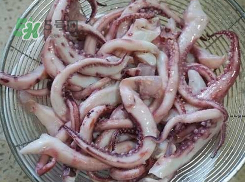 焯魷魚(yú)是冷水還是開(kāi)水？魷魚(yú)為什么要焯水