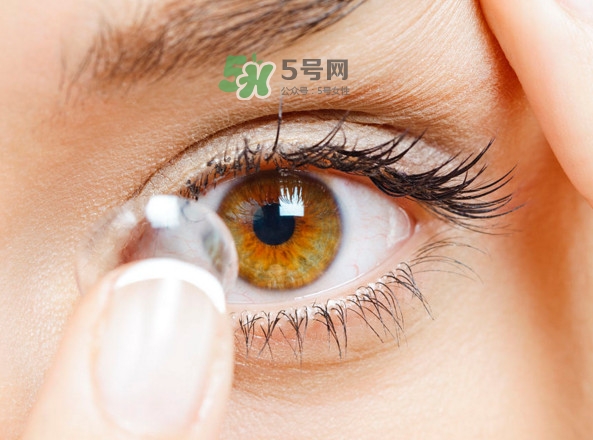 隱形眼鏡日拋是什么意思？隱形眼鏡干了泡開(kāi)還能用嗎