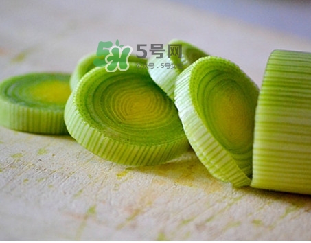 大蔥怎么切不辣眼睛？大蔥怎么做好吃