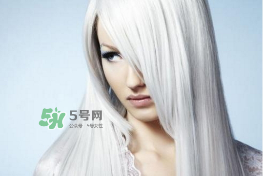 頭發(fā)白是什么原因引起的？頭發(fā)白吃什么能變黑？