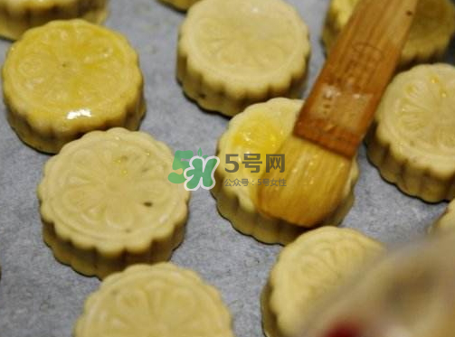 烤月餅刷蛋液還是蛋黃？月餅刷蛋液是全蛋液嗎？