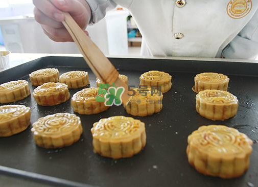 烤月餅刷蛋液還是蛋黃？月餅刷蛋液是全蛋液嗎？