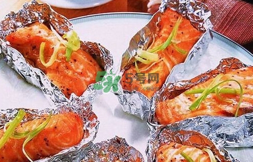 錫箔紙可以放微波爐嗎？錫箔紙可以放入烤箱嗎