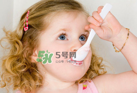 一歲后的寶寶如何喂養(yǎng)？寶寶喝牛奶好嗎？