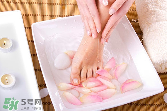 醋泡腳能治療灰指甲嗎？醋泡腳能治足跟痛嗎