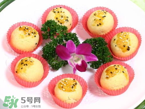 為什么蛋黃酥的皮很硬？蛋黃酥油皮太硬怎么辦？