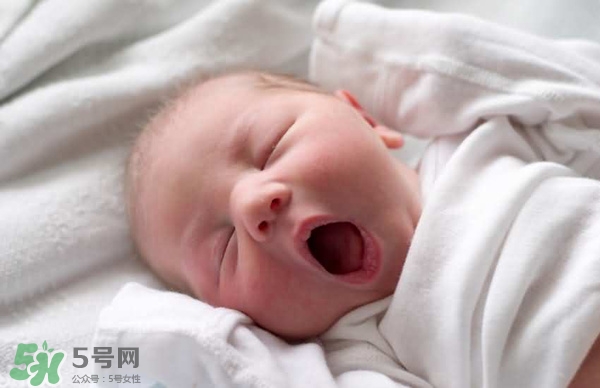 寶寶驚厥是什么癥狀？如何區(qū)別寶寶驚厥和驚跳？