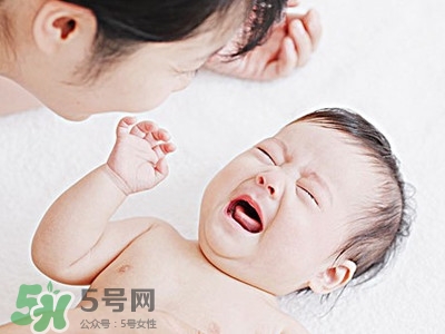 寶寶驚跳是什么癥狀？寶寶驚跳反應(yīng)怎么安撫？