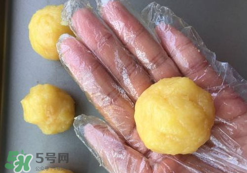 蛋黃酥油皮怎么揉出膜？蛋黃酥油皮不出膜怎么辦？
