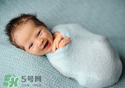 剪臍帶時(shí)寶寶會(huì)不會(huì)疼？剪臍帶寶寶疼嗎？