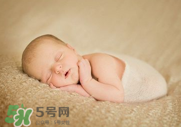 剪臍帶時(shí)寶寶會(huì)不會(huì)疼？剪臍帶寶寶疼嗎？