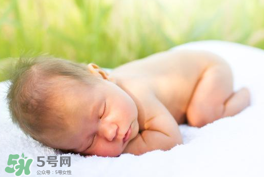 寶寶曬太陽后出濕疹正常嗎？寶寶曬太陽會出濕疹嗎？