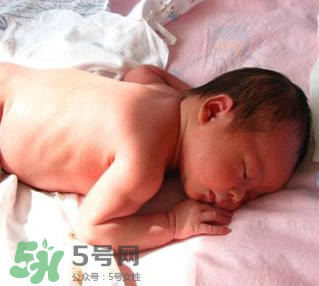 寶寶曬太陽后出濕疹正常嗎？寶寶曬太陽會出濕疹嗎？