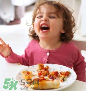 怎么培養(yǎng)寶寶自己吃飯？如何培養(yǎng)寶寶自己吃飯