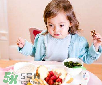 怎么培養(yǎng)寶寶自己吃飯？如何培養(yǎng)寶寶自己吃飯