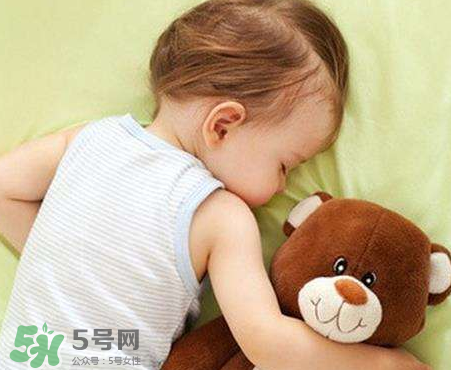 怎么樣培養(yǎng)寶寶自己入睡？怎么樣培養(yǎng)寶寶整夜睡覺(jué)？