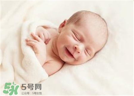 寶寶驚跳是什么癥狀？寶寶驚跳反應(yīng)怎么安撫？