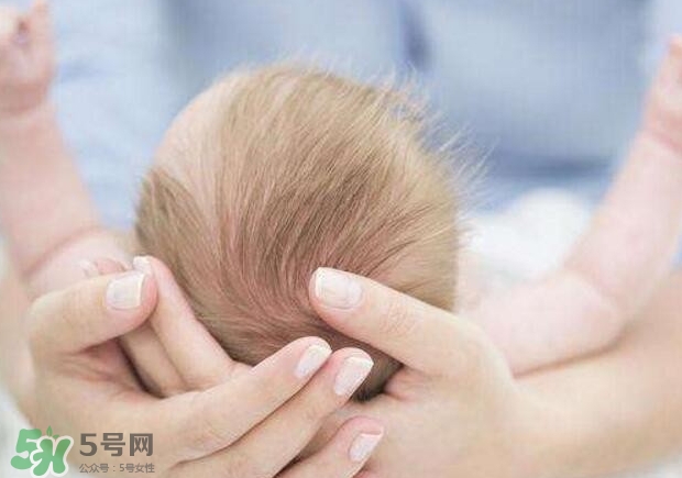 新生寶寶幾個(gè)月可以豎著抱？寶寶豎著抱的正確姿勢(shì)