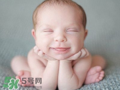 寶寶剛出生可以喝奶粉嗎？剛出生的寶寶喝多少奶粉？