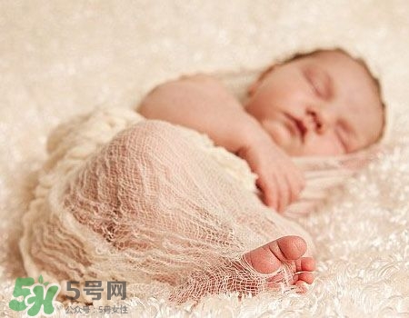 寶寶剛出生可以喝奶粉嗎？剛出生的寶寶喝多少奶粉？