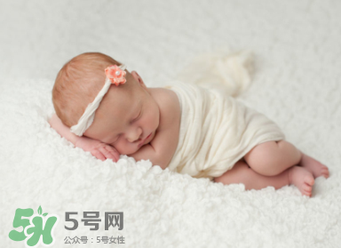 寶寶驚跳是什么癥狀？寶寶驚跳反應(yīng)怎么安撫？