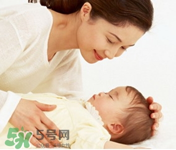 寶寶驚跳是什么癥狀？寶寶驚跳反應(yīng)怎么安撫？