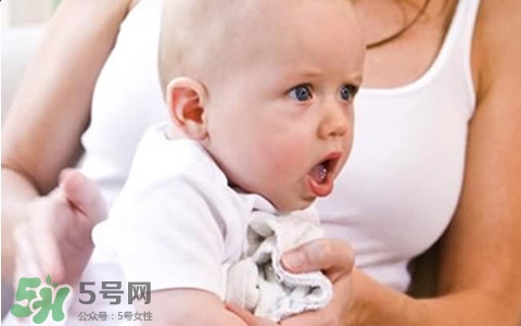 新生兒吐奶是什么原因？新生兒吐奶從鼻子出來怎么回事？