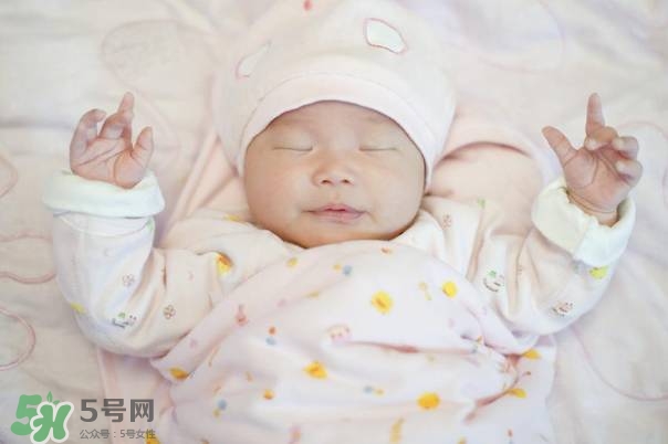 寶寶剛出生可以喝奶粉嗎？剛出生的寶寶喝多少奶粉？