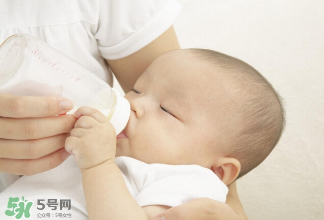 新生兒吐奶是什么原因？新生兒吐奶從鼻子出來怎么回事？