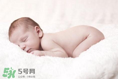 寶寶驚跳是什么癥狀？寶寶驚跳反應(yīng)怎么安撫？