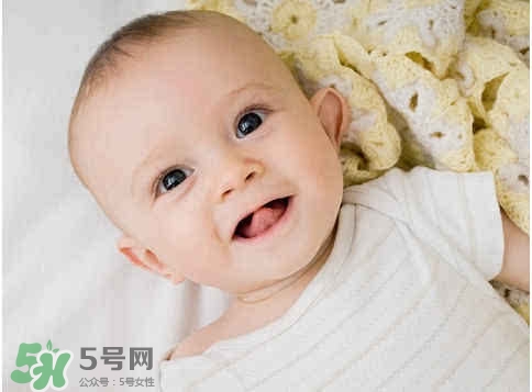 寶寶剛出生可以喝奶粉嗎？剛出生的寶寶喝多少奶粉？