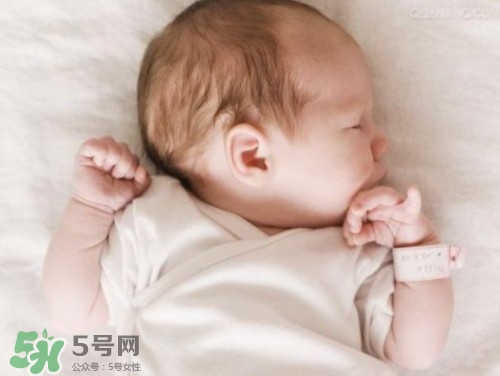 寶寶驚跳反應(yīng)什么時候消失？寶寶驚跳反射太頻繁怎么辦？