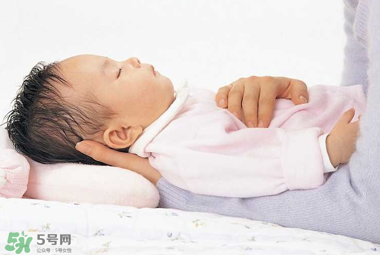 新生寶寶怎么抱？新生寶寶可以豎著抱嗎？