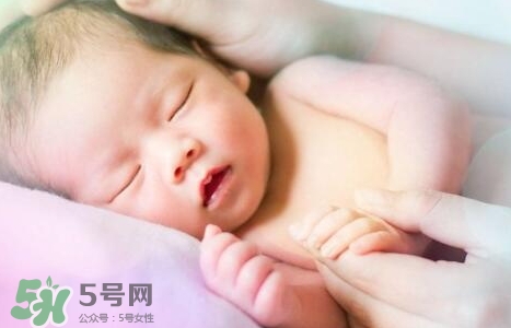 新生寶寶幾個(gè)月可以豎著抱？寶寶豎著抱的正確姿勢(shì)