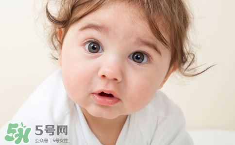 新生兒吐奶是什么原因？新生兒吐奶從鼻子出來怎么回事？