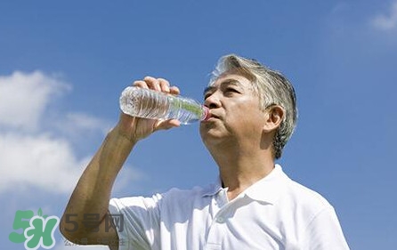 國(guó)家飲用水標(biāo)準(zhǔn)是什么？飲用水和礦泉水的區(qū)別