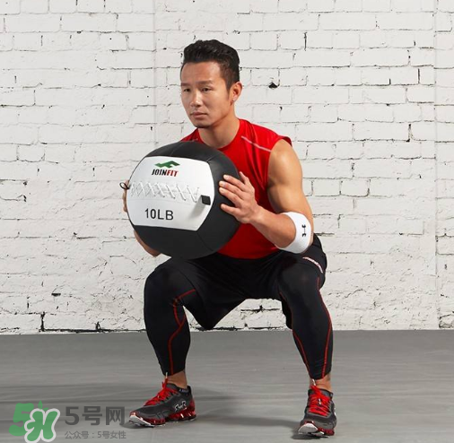 藥球深蹲怎么做？藥球深蹲訓(xùn)練方法