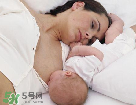 新生兒嗜睡吃奶量少要緊嗎？新生兒吃奶量少怎么辦？