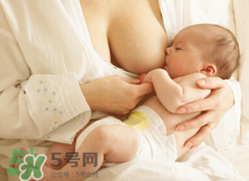 新生兒嗜睡吃奶量少要緊嗎？新生兒吃奶量少怎么辦？