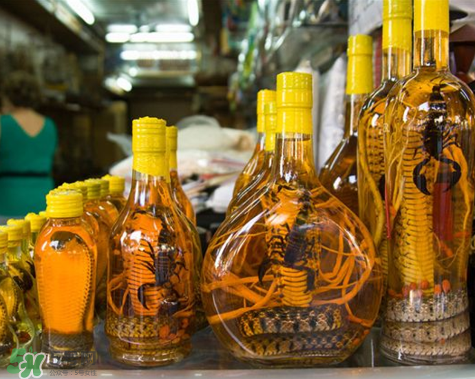 毒蛇泡在酒里為什么不死？毒蛇泡酒不死是什么原因？