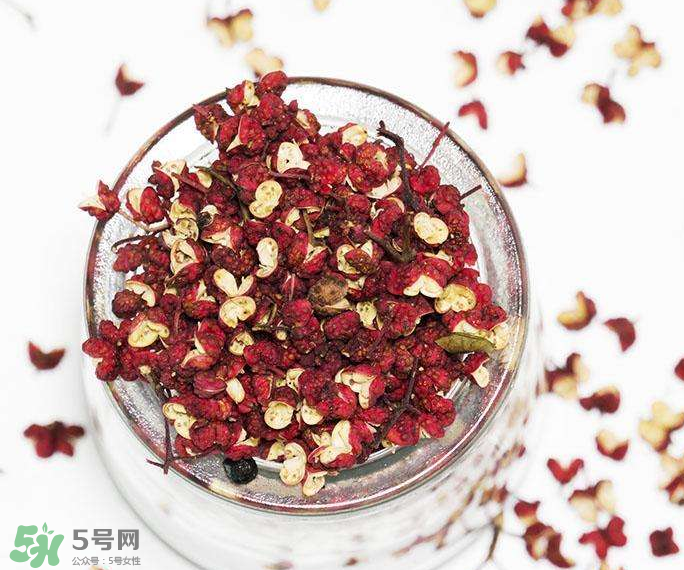 花椒泡腳能治白發(fā)嗎？花椒泡腳白發(fā)能轉(zhuǎn)黑嗎？