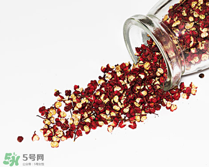 花椒泡腳能治白發(fā)嗎？花椒泡腳白發(fā)能轉(zhuǎn)黑嗎？