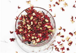 花椒泡腳能治白發(fā)嗎？花椒泡腳白發(fā)能轉黑嗎？
