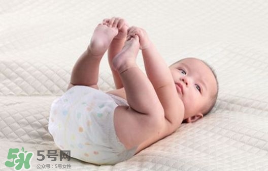新生兒一天用多少尿不濕？新生兒尿不濕買多大的？