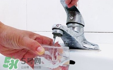 自來(lái)水為什么不能直接喝？自來(lái)水洗過(guò)的水果為什么可以吃？