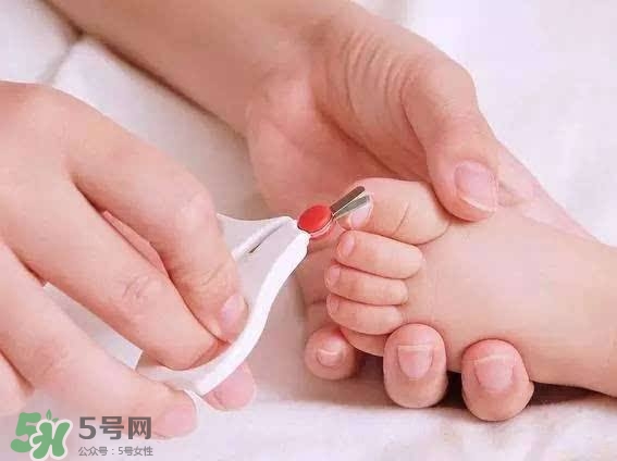 未滿月的寶寶可以剪指甲嗎？寶寶多久剪一次指甲？