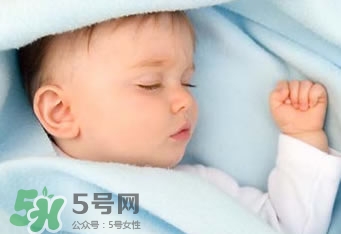 寶寶睡覺出汗多是什么原因？寶寶睡覺的常見誤區(qū)