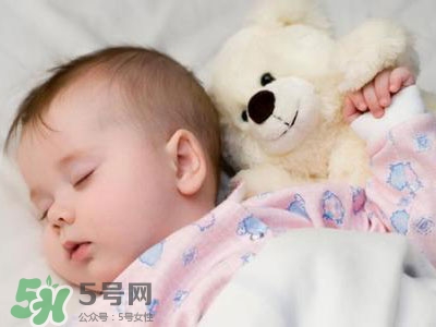 寶寶睡覺出汗多還要蓋被嗎？寶寶睡覺出汗多怎么辦？