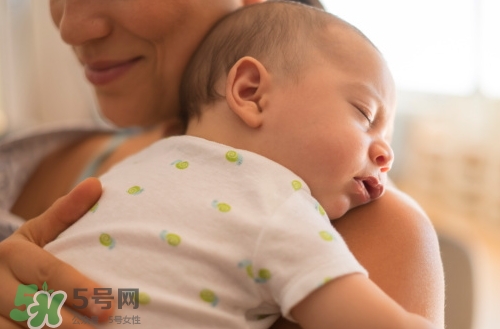 寶寶晚上哭鬧是怎么回事？寶寶晚上哭鬧不睡覺(jué)怎么辦？