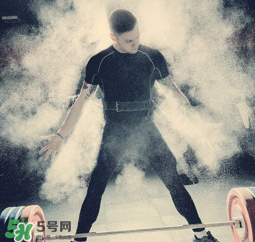 硬拉能練腹肌嗎？硬拉可以練腹肌嗎？